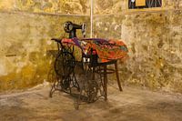 Vieille machine à coudre dans une pièce vintage
