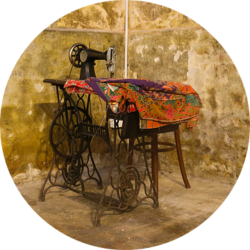 Oude naaimachine in een vintage kamer van kall3bu