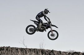Springender Motocross-Fahrer von Marina Minak