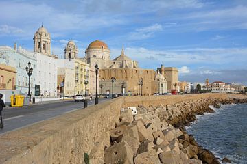 Skyline, kathedraal en stadmuur centrum Cadiz Spanje van My Footprints