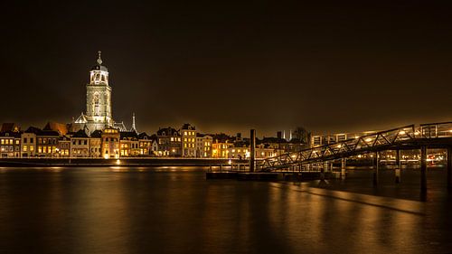 Skyline von Deventer bei Nacht