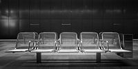 Metalen stoelen in Metrostation Uberseequartier Hamburg van Jenco van Zalk thumbnail