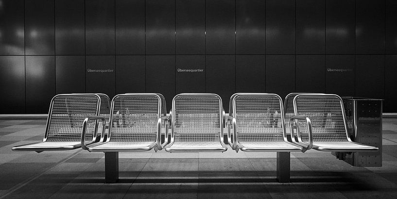 Metalen stoelen in Metrostation Uberseequartier Hamburg van Jenco van Zalk