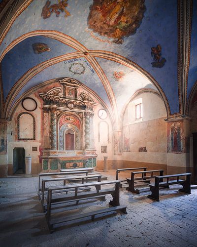 Église abandonnée avec des rayons de soleil.