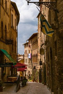 Straatbeeld in Volterra van Peter Baier