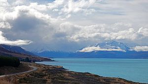 Blauwe Pukaki meer in Nieuw Zeeland van Aagje de Jong
