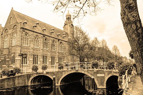 Nonnenbrug met Academiegebouw Leiden Nederland Sepia