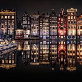 Avondfoto de Damrak, Amsterdam van Johan Honders