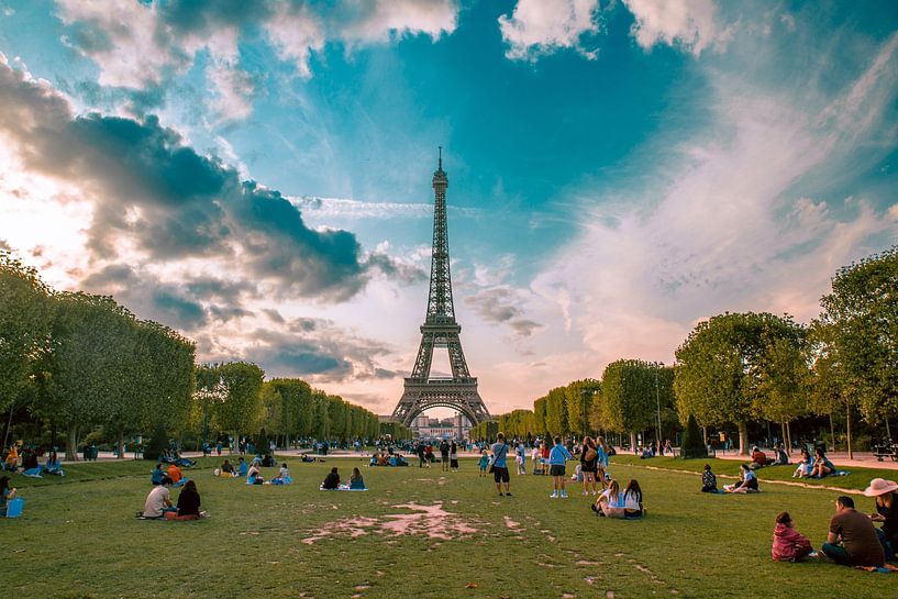 Paris by Hello Pompoyo