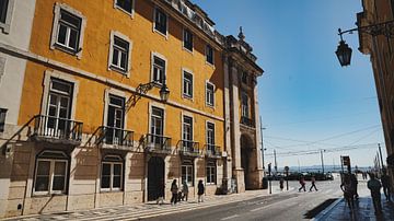 Zonnige Lissabon Straat met Kleurrijke Gebouwen