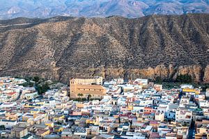 Vue du haut de Tabernas dans le pays désertique du Desierto de Tabernas