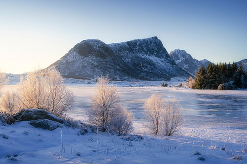Winterlicht in den Bergen der Lofoten