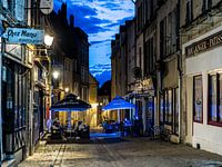 Soirée d'été, terrasses de cafés, village français, heure bleue, couleurs vintage