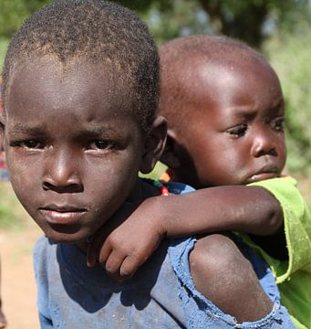 Kenia, jongetje met kleine broertje  van Tineke Mols