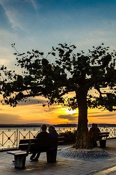 Zonsondergang aan de waterkant Unterstadt Meersburg Bodensee Duitsland van Dieter Walther