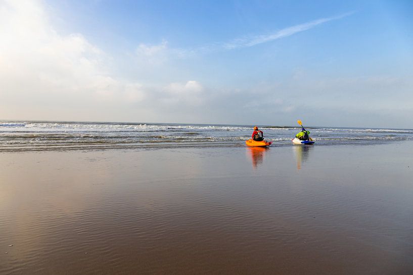watersporters met kano langs de vloedlijn von Bernadet Gribnau