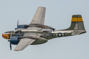 Vorbeiflug einer wunderschönen Douglas A-26B Invader, Spitzname "Silver Dragon", während d