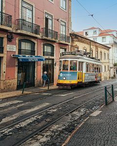 Een straatbeeld met een tram in Lissabon van Jens Sessler