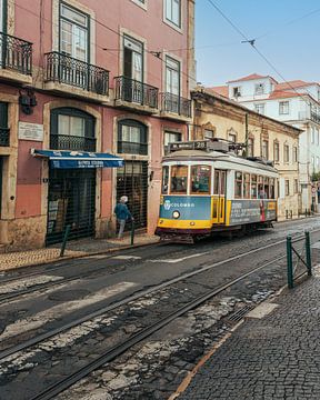 Eine Straßenszene mit Straßenbahn in Lissabon