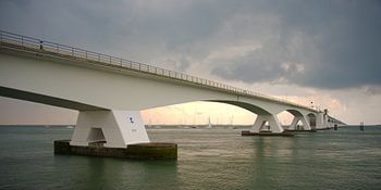 Pont de sable de mer après une tempête de pluie