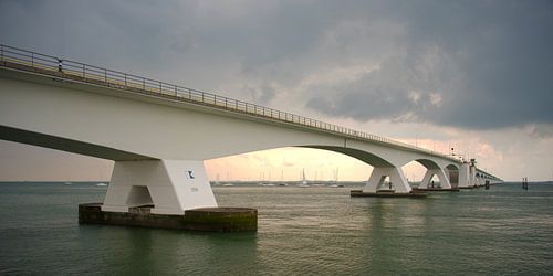 Pont de sable de mer après une tempête de pluie