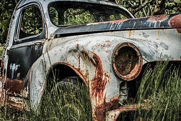 Old rusty Peugeot van Freddy Hoevers