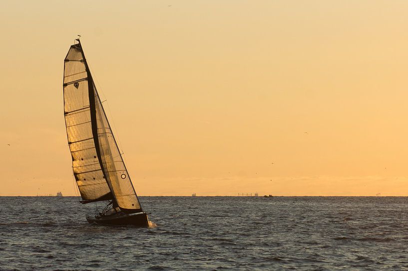 Naderende boot in de haven van IJmuiden van Harm-Jan Tamminga