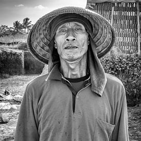 Indonesische Mann, der Steine macht von Robert Oostmeijer