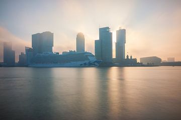 Lever de soleil avec brouillard à Rotterdam sur Ilya Korzelius