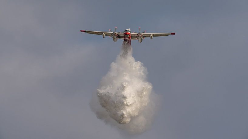 Avion de lutte contre les incendies Grumman S-2T Turbo Firecat. par Jaap van den Berg