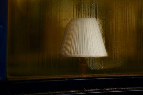 Tischlampe in einem alten Zugabteil