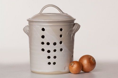 Keramiek gebakken met glazuur, gekleurd en wit, keukengerei