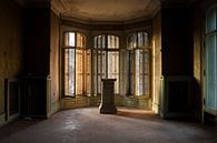 Zimmer in einem verlassenen Schloss. von Roman Robroek Miniaturansicht