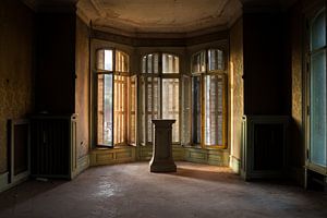 Zimmer in einem verlassenen Schloss. von Roman Robroek – Fotos verlassener Gebäude