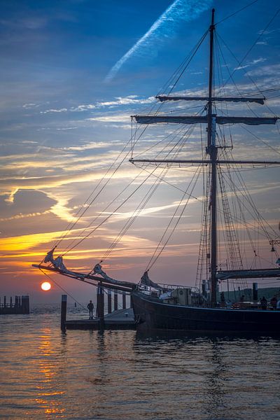 Zonsopkomst met haringlogger Hendrika Bartelds van Johan Habing