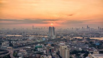 Zonsopkomst een vroege ochtend in Bangkok van Jelle Dobma