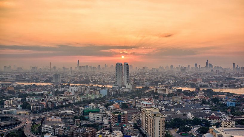 Zonsopkomst een vroege ochtend in Bangkok van Jelle Dobma