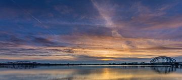 Zonsondergang bij de Zwolsche IJsselbrug van Dennie Jolink