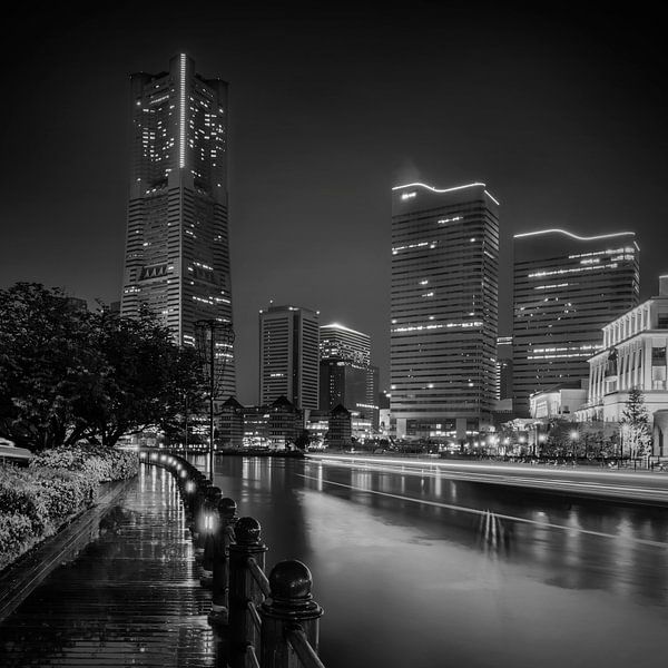 L'horizon de Yokohama illuminé - Monochrome par Melanie Viola