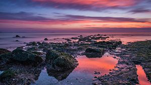 Op het strand met Magisch licht bij zonsondergang van Marco Schep