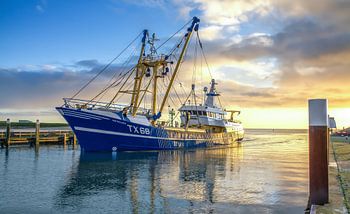 Kotter tijdens zonsopkomst, Texel / Vessel during sunrise, Texel