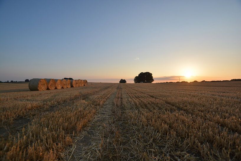 Sonnenuntergang, Strohballen in Groß Stresow von GH Foto & Artdesign