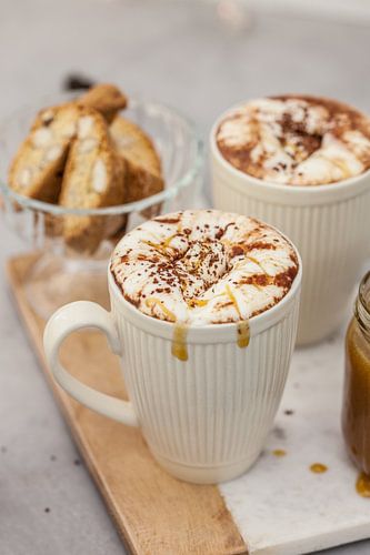Warme chocolademelk met gezouten karamel