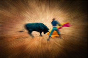 Abstracte meervoudige belichting met wazige stierengevechtstier en matador in Spanje van Dieter Walther