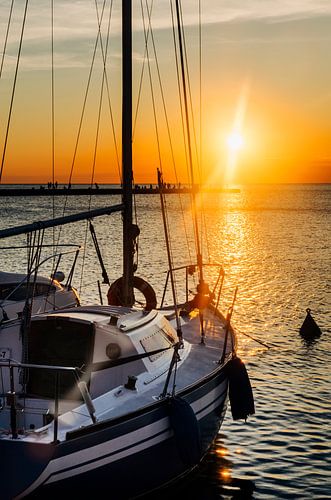 Luxe jacht bij zonsondergang in Triëst, Italië.