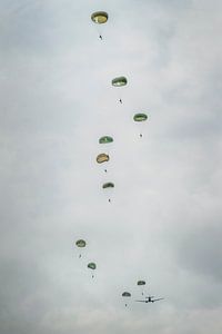 Des parachutistes dans le ciel sur Joost Lagerweij