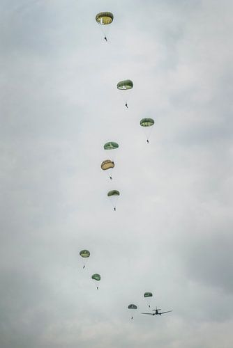 Parachutisten in de lucht