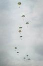 Parachutisten in de lucht van Joost Lagerweij thumbnail