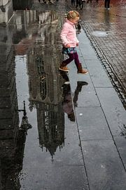 Meisje 'springt'  van de Domtoren sur Gerard Til /  Dutchstreetphoto
