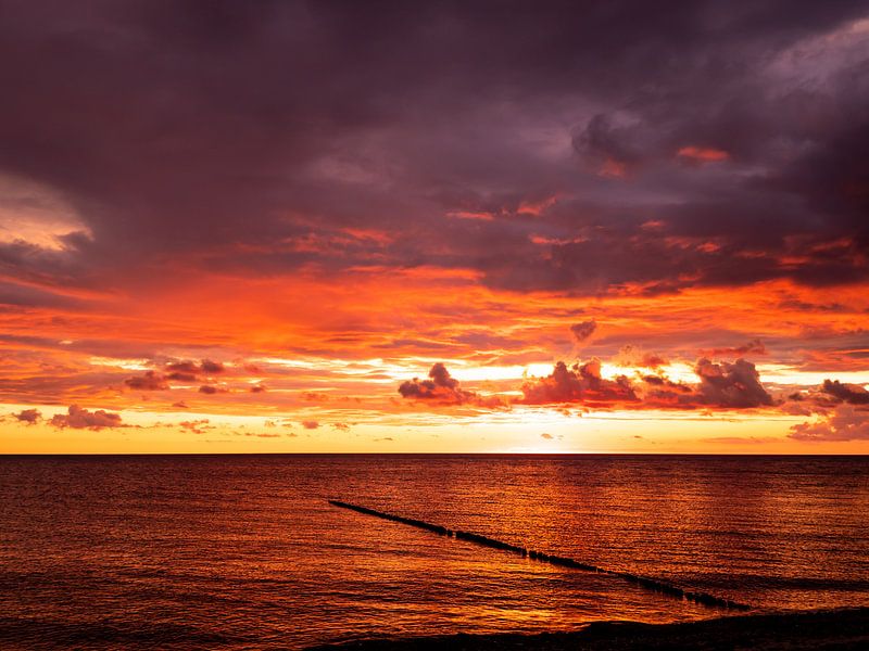 Sonnenuntergang am Meer - wenn der Himmel brennt von Max Steinwald